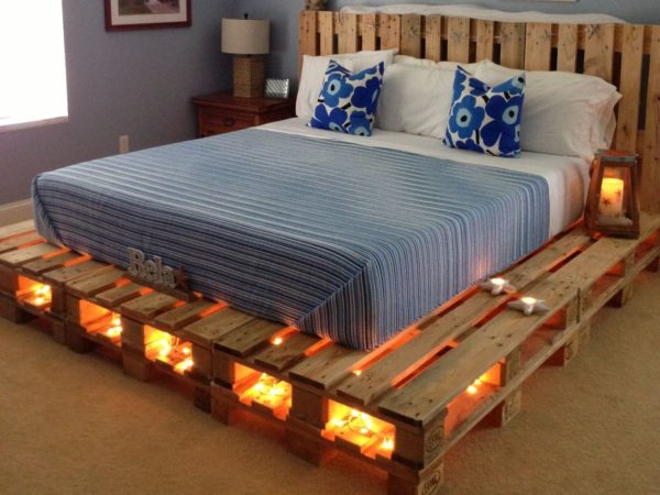 Кровать из поддонов с подсветкой