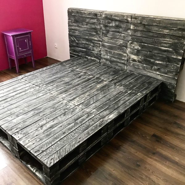 Оригинальная кровать из поддонов