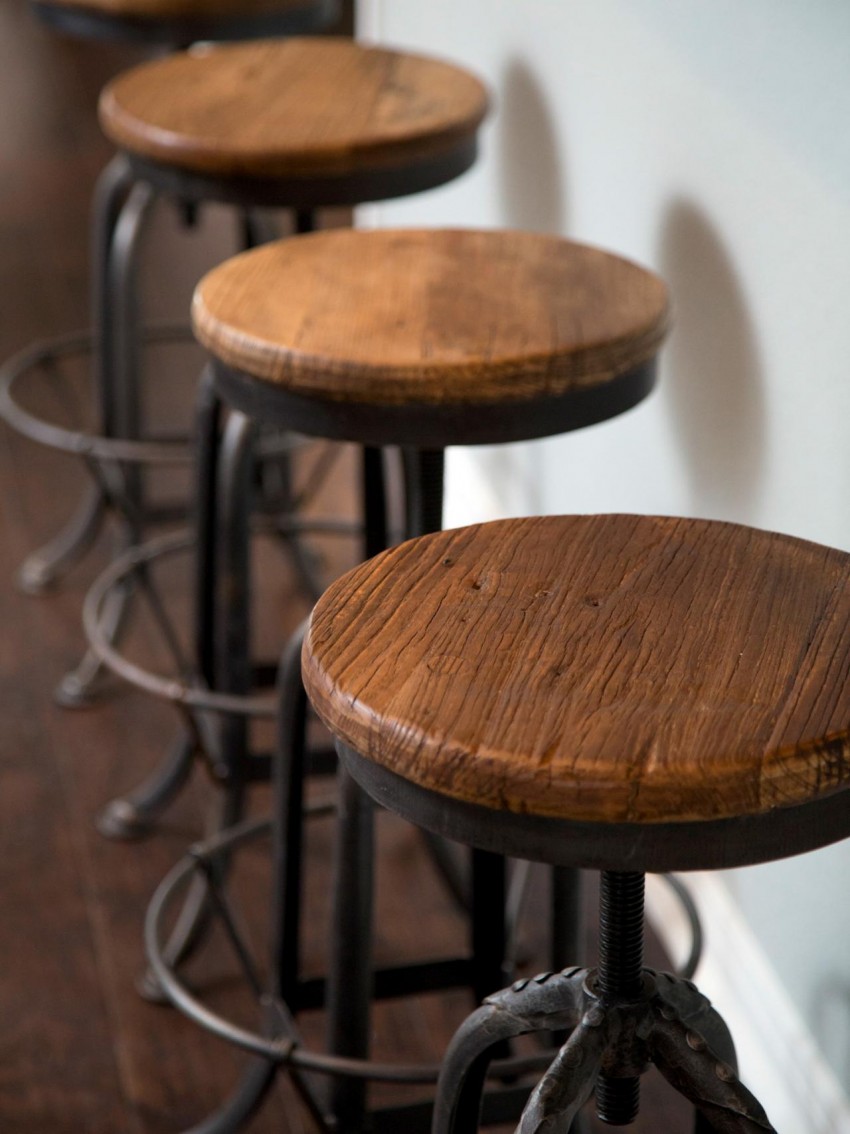 Барные табуреты выбираем деревянную барную и полубарную табуретку в стиле лофт для кухни особенности высоких стульев из дерева