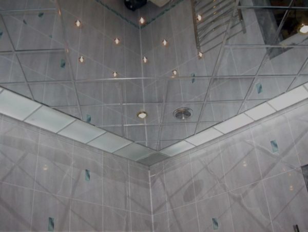 Зеркальный потолок в ванной