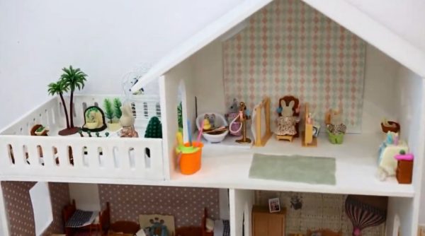 В домике декорированы стены и усажены игрушки