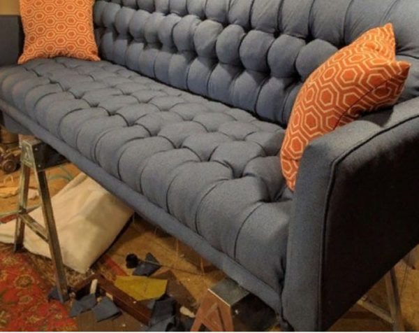 Готовый диван по завершению обшивки