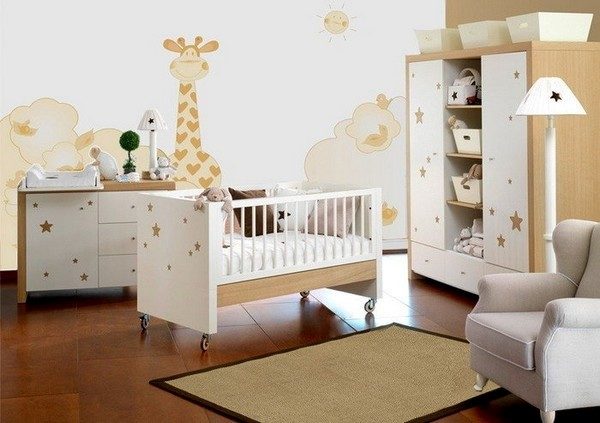 Все та же исключительно функциональная мебель для новорожденных меняет оттенок и форму, но все равно присутствует в исконном назначении в каждой детской