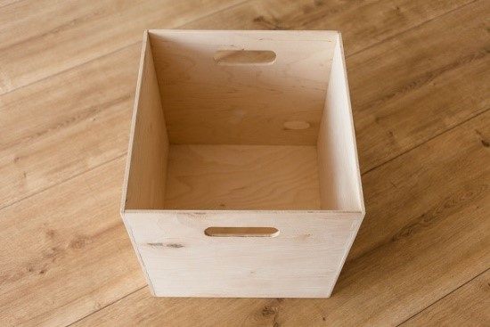 Ящик из фанеры может стать отличным вместилищем для документов, одежды и прочих вещей, используемых каждый день