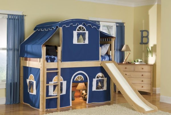 Двухъярусная кровать с дополнениями используется как игровой домик и полноценное место для сна