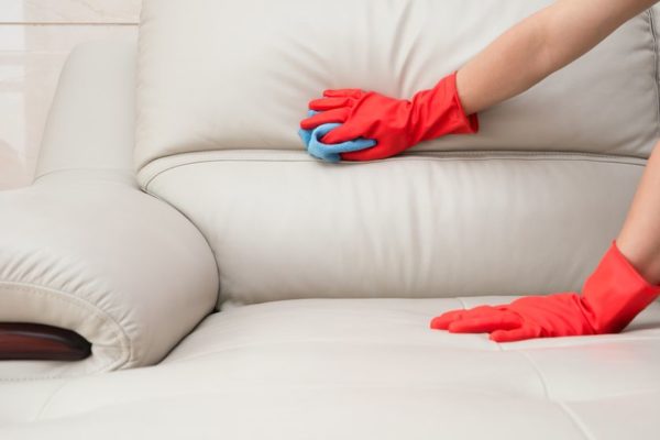 Как почистить мягкую мебель в домашних условиях