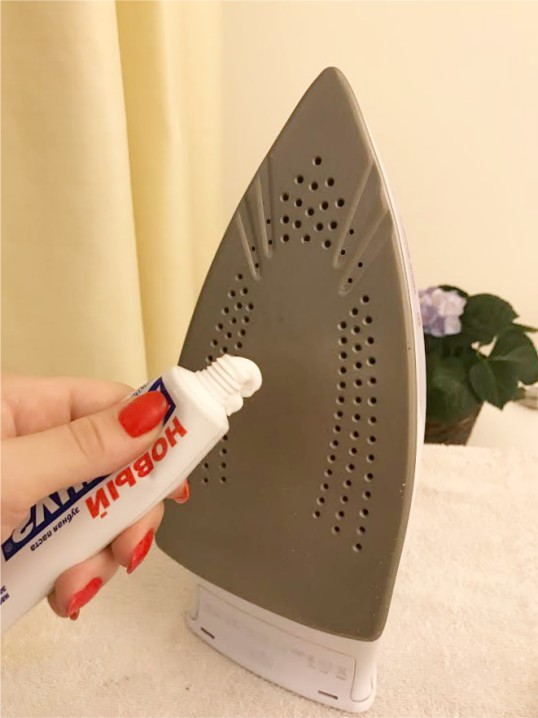 Как почистить подошву утюга зубной пастой