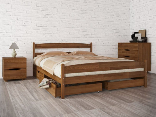 Классическая деревянная кровать вписывается в большинство интерьеров