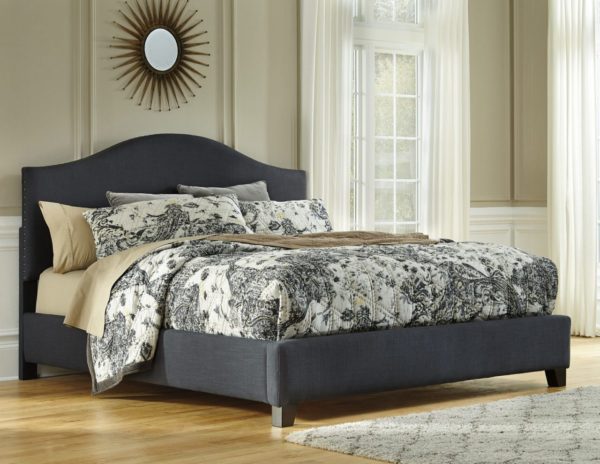 Кровать queen size является компромиссом между ling size и обычной двуспальной кроватью