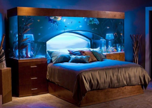 Кровать с аквариумом