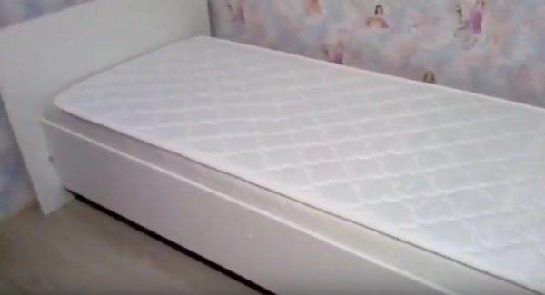 Можно сделать простую односпальную кровать