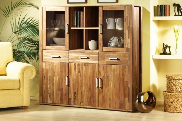 Самодельный шкаф может выглядеть не хуже фабричной мебели, особенно если он сделан из натурального дерева