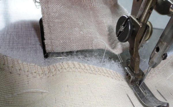 Сшиваем части одеяла на швейной машине
