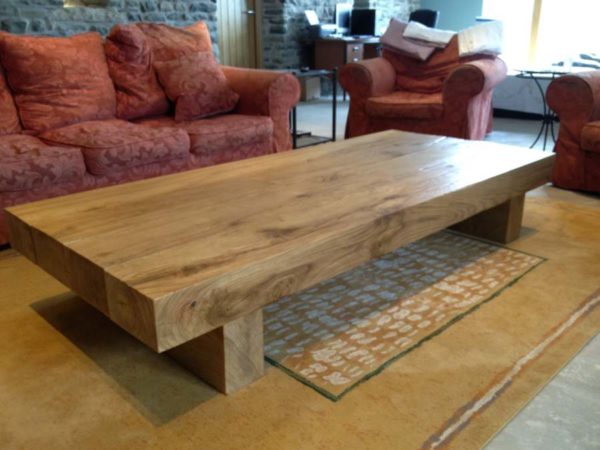 Стильный деревянный стол