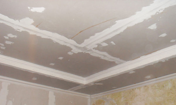 Швы на потолке и места вкручивания саморезов нужно зашпаклевать