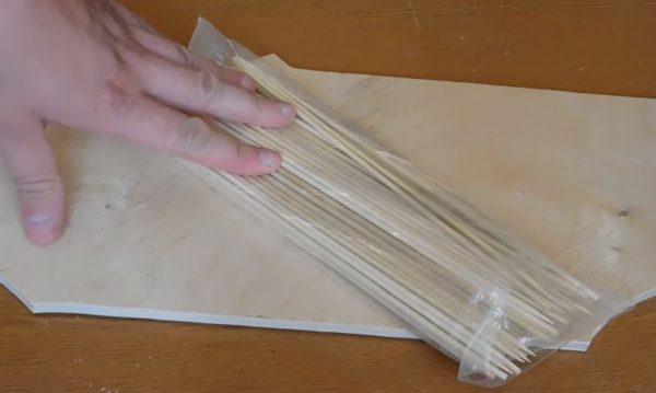 Кусок фанеры, упаковка бамбуковых шпажек