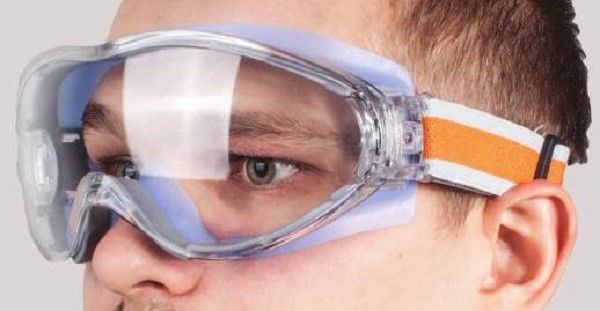 Защитные строительные очки помогают вам защитить органы зрения от попадания в них мелких стеклышек