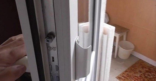 Стопоры идеально подходят для балконной пластиковой дверцы