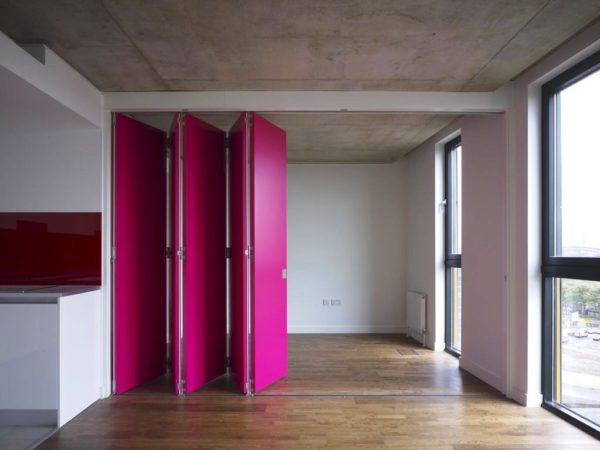 Дверь-гармошка может стать ярким акцентом в интерьере квартиры