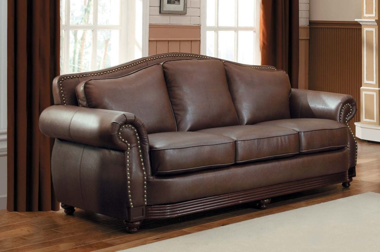 Кожаный диван для интерьера в классическом стиле