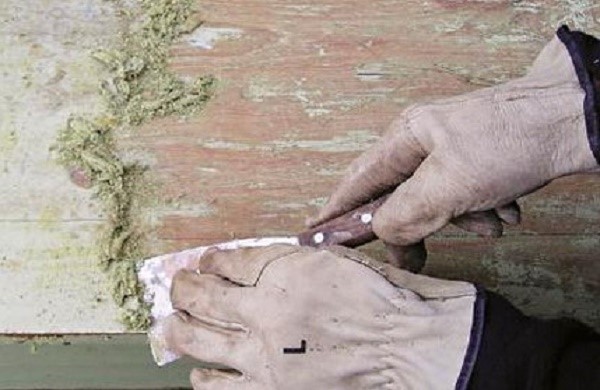Удалите с поверхности комода старую краску, лак или иное покрытие перед нанесением нового