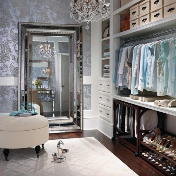Зеркало — обязательный реквизит любой гардеробной