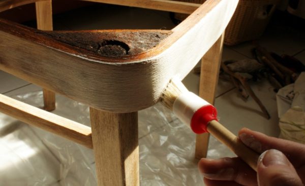 Если предстоит отделка стула лаком с сохранением природного оттенка и текстуры, то используют бесцветную грунтовку. Под краску грунтовка должна быть белой.