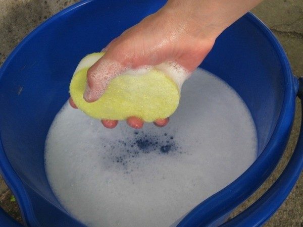 После обработки маслом, используя губку, тряпку или салфетку, смоченные в мыльной воде, необходимо удалить остатки масла с очищаемой поверхности