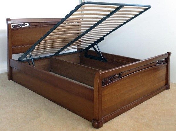 Кровати с подъемными механизмами, как правило, дают возможность использовать их одновременно и в качестве ложа и в качестве вместительного ящика для хранения различных постельных принадлежностей