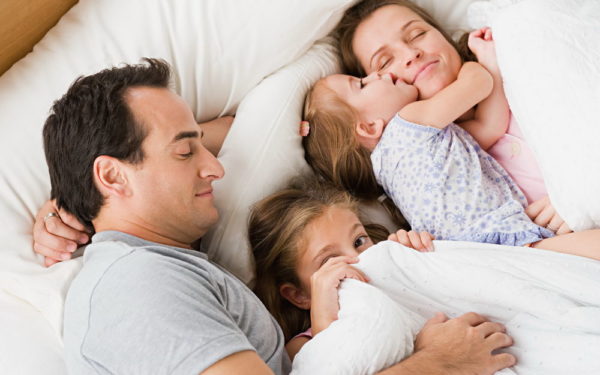 Если дети любят спать с родителями, стоит заказать широкий нестандартный матрас