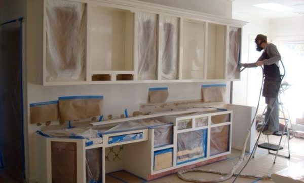 Если вам надоела старая кухня, можно просто перекрасить ее в другой цвет