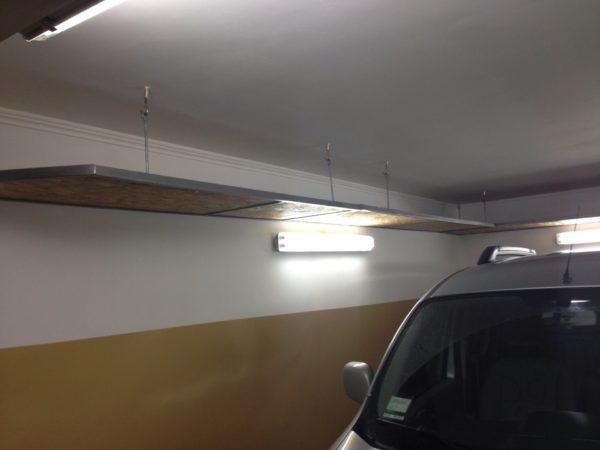 Пример подвесных гаражных полок