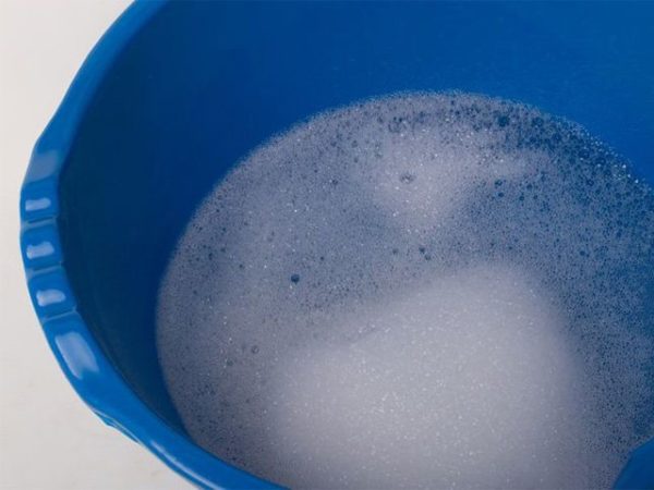 Справиться с большинством несерьезных загрязнений поможет обыкновенная мыльная вода