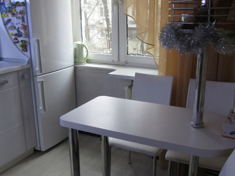 Большой стол на маленькой кухне
