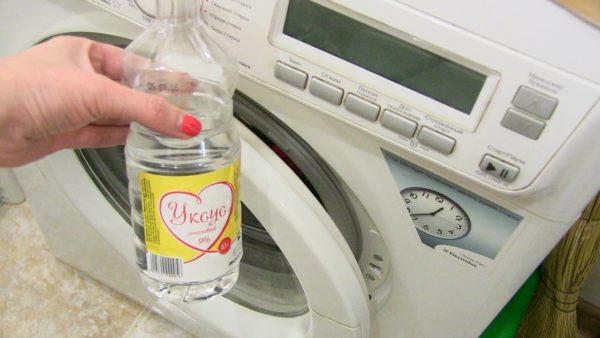 Уксус можно добавить в стиральную машину при полоскании