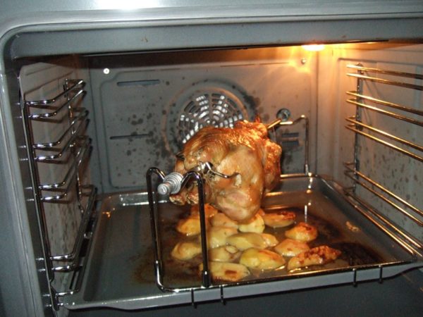 Во время приготовления пищи в духовке не должно быть лишних решеток или противней