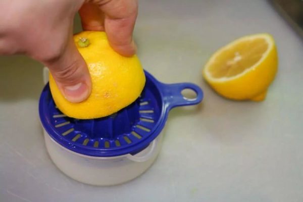 Выжимаем сок лимона