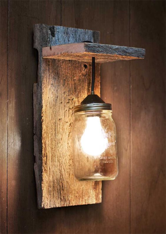 Отличный вариант деревянного светильника на стену