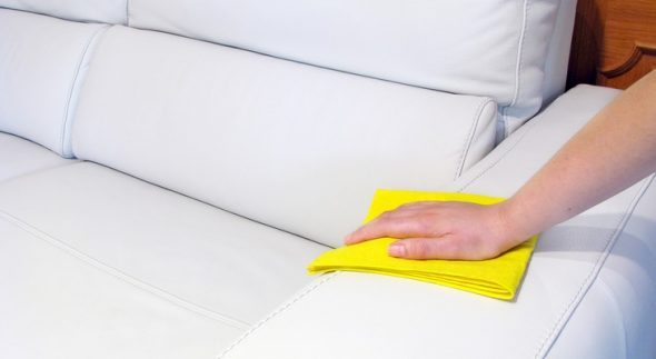 Вытирая диван, нужно помнить, что тряпка может линять и оставлять следы