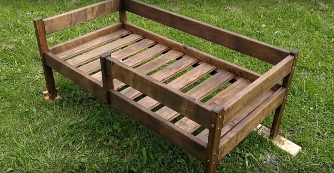 Готовая кроватка из массива дерева