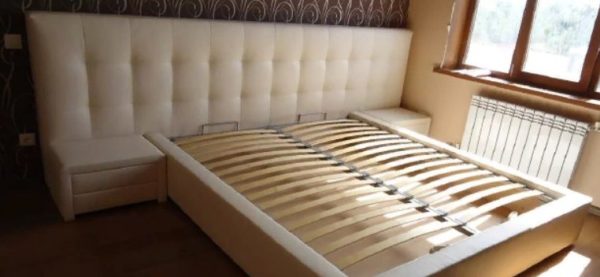 Каркас кровати с декоративными панелями