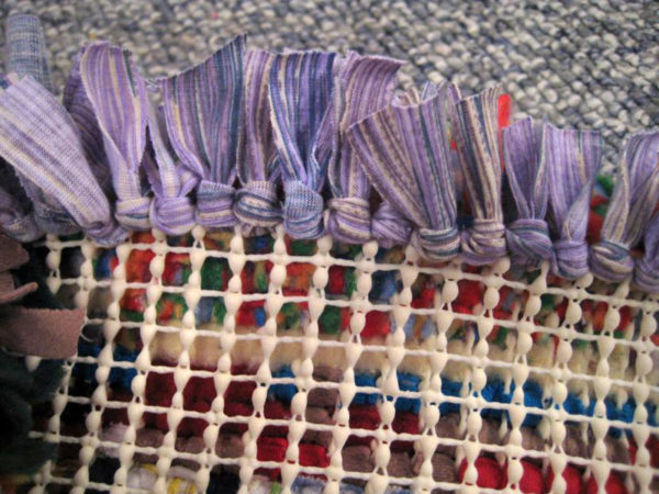 Начало работы по плетению коврика на сетке