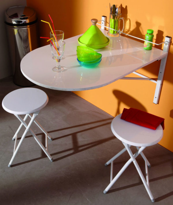 Polukruglyj stol s plastikovoj stoleshnicej
