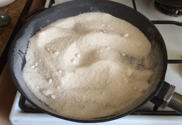 Соль прокаливают в сковороде