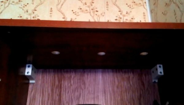 Вентиляционные отверстия в верхней стенке шкафа