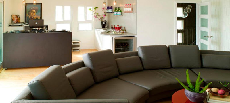Как использовать диван в дизайне кухни-гостиной: несколько полезных советов