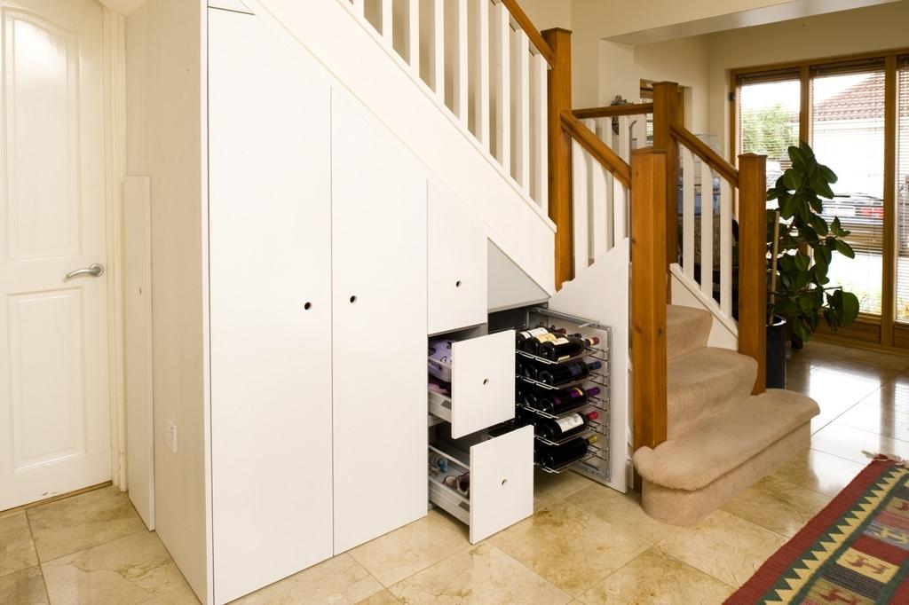 Встроенный шкаф под лестницей: особенности монтажа и заполнения