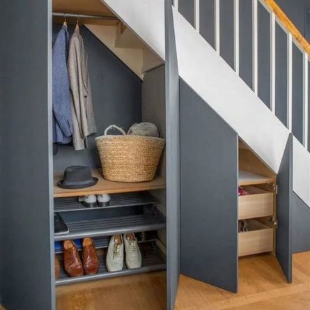 Встроенный шкаф под лестницей: особенности монтажа и заполнения