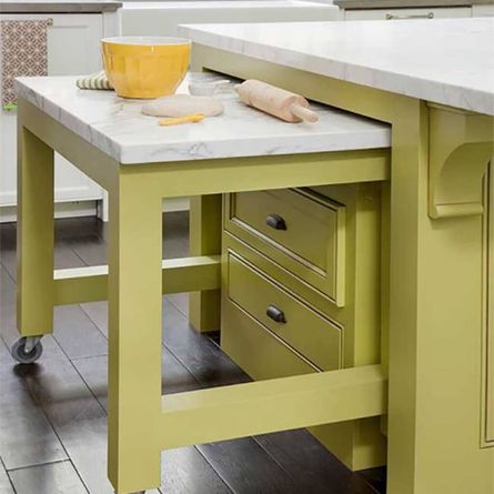 Выдвижной стол на кухне — особенности конструкции, возможности, полезные советы