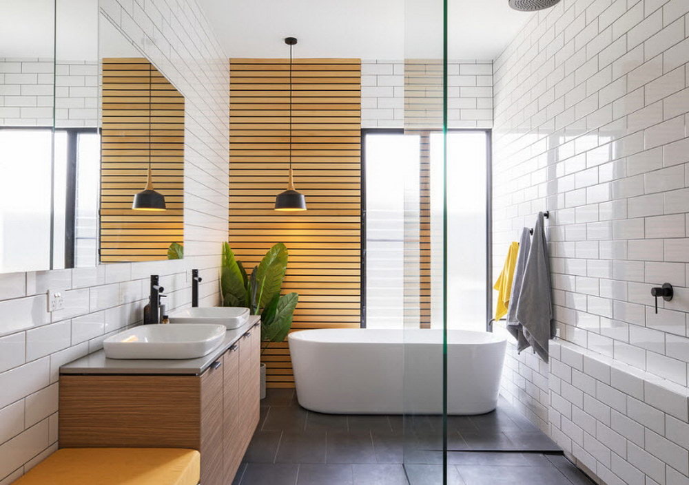 Для ванной комнаты древесину необходимо тщательно обработать влагозащитными составами